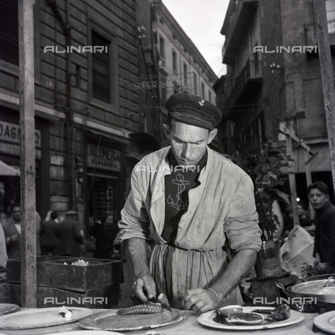 MFV-F-NS0470-0000 - Nostro Sud: pescivendolo a Palermo - Data dello scatto: 1946-1953 - Foto di Fosco Maraini/Proprietà Gabinetto Vieusseux © Archivi Alinari