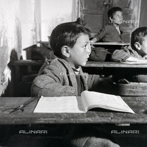 MFV-F-NS0472-0000 - Nostro Sud: bambino tra i banchi di scuola - Data dello scatto: 1950-1956 - Foto di Fosco Maraini/Proprietà Gabinetto Vieusseux © Archivi Alinari