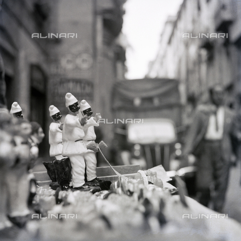 MFV-F-NS0473-0000 - Nostro Sud: statuette di Pulcinella - Data dello scatto: 1952 - Foto di Fosco Maraini/Proprietà Gabinetto Vieusseux © Archivi Alinari