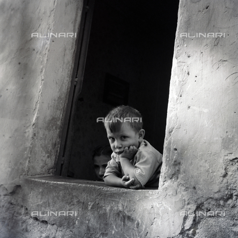 MFV-F-NS0475-0000 - Nostro Sud: bambino affacciato alla finestra - Data dello scatto: 1950-1956 - Foto di Fosco Maraini/Proprietà Gabinetto Vieusseux © Archivi Alinari