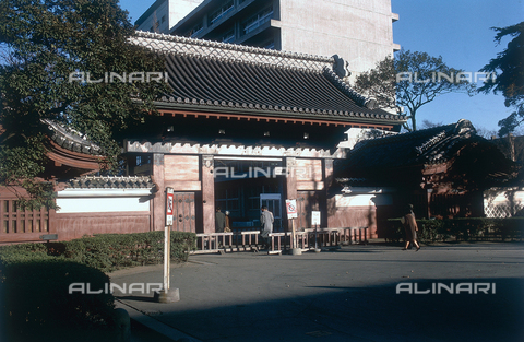 MFV-F-TK0112-0000 - Red entrance door to the University of Tokyo - Date of photography: 1977 - Photo by Fosco Maraini/Gabinetto Vieusseux Property©Alinari Archives