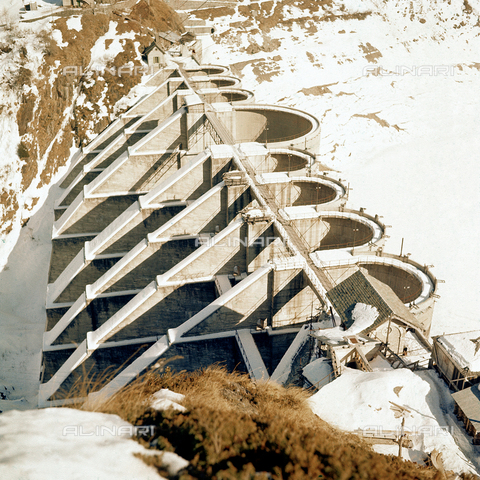 MFV-S-AF0326-0545 - Centrale idroelettrica Falck in Valtellina - Data dello scatto: 07/03/-12/03/1956 - Foto di Fosco Maraini/Proprietà Gabinetto Vieusseux © Archivi Alinari