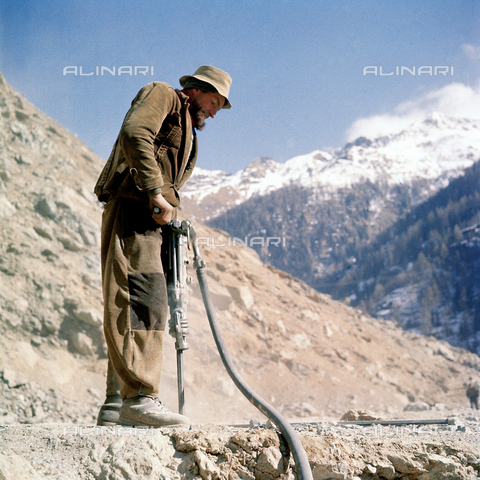 MFV-S-AF0326-0550 - Centrale idroelettrica Falck in Valtellina: operaio a lavoro - Data dello scatto: 07/03/-12/03/1956 - Foto di Fosco Maraini/Proprietà Gabinetto Vieusseux © Archivi Alinari