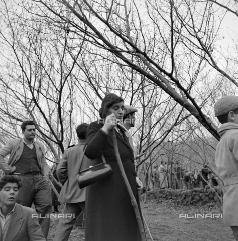 MFV-S-ET0303-0015 - Persone durante l'eruzione dell'Etna nel novembre del 1950 - Data dello scatto: 11/1950 - Foto di Fosco Maraini/Proprietà Gabinetto Vieusseux © Archivi Alinari