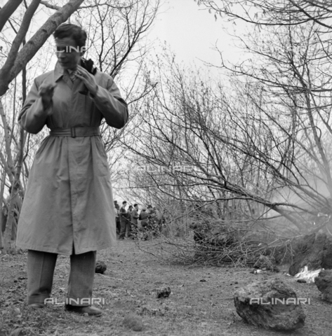 MFV-S-ET0303-0017 - Persone durante l'eruzione dell'Etna nel novembre del 1950 - Data dello scatto: 11/1950 - Foto di Fosco Maraini/Proprietà Gabinetto Vieusseux © Archivi Alinari