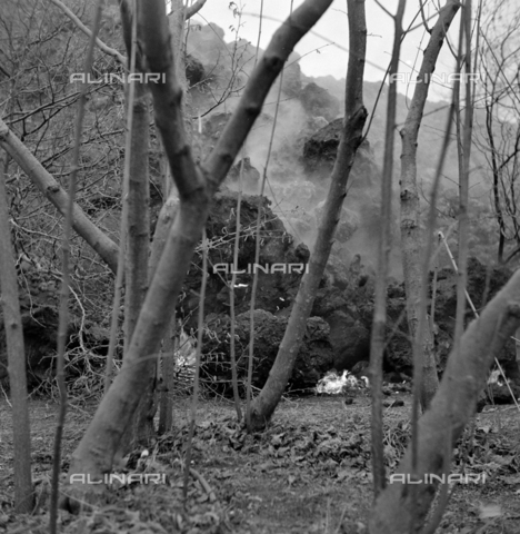 MFV-S-ET0303-0018 - L'Etna durante l'eruzione nel novembre del 1950 - Data dello scatto: 11/1950 - Foto di Fosco Maraini/Proprietà Gabinetto Vieusseux © Archivi Alinari