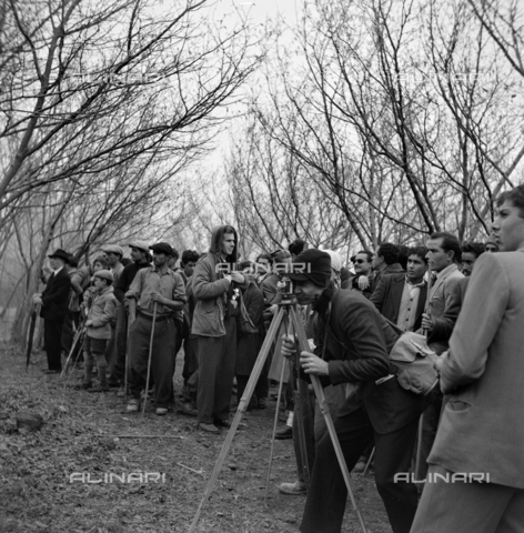 MFV-S-ET0303-0019 - Persone durante l'eruzione dell'Etna nel novembre del 1950 - Data dello scatto: 11/1950 - Foto di Fosco Maraini/Proprietà Gabinetto Vieusseux © Archivi Alinari