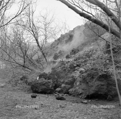 MFV-S-ET0303-0020 - L'Etna durante l'eruzione nel novembre del 1950 - Data dello scatto: 11/1950 - Foto di Fosco Maraini/Proprietà Gabinetto Vieusseux © Archivi Alinari