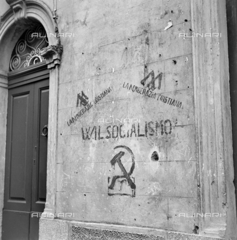 MFV-S-ET0303-0021 - Muro con slogan politici - Data dello scatto: 11/1950 - Foto di Fosco Maraini/Proprietà Gabinetto Vieusseux © Archivi Alinari