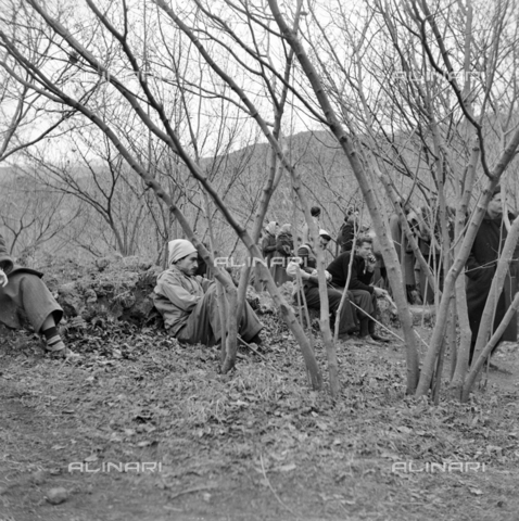 MFV-S-ET0303-0022 - Gruppo di persone durante l'eruzione dell'Etna nel novembre del 1950 - Data dello scatto: 11/1950 - Foto di Fosco Maraini/Proprietà Gabinetto Vieusseux © Archivi Alinari