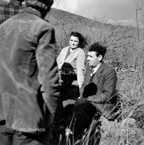 MFV-S-ET0303-0025 - Persone durante l'eruzione dell'Etna nel novembre del 1950 - Data dello scatto: 11/1950 - Foto di Fosco Maraini/Proprietà Gabinetto Vieusseux © Archivi Alinari