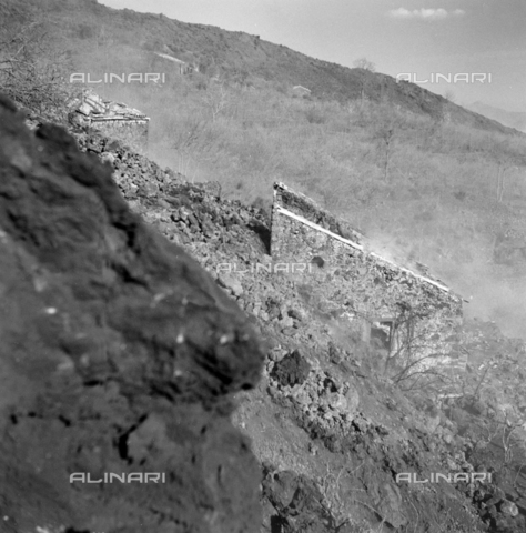 MFV-S-ET0303-0026 - Edifici durante l'eruzione dell'Etna nel novembre del 1950 - Data dello scatto: 11/1950 - Foto di Fosco Maraini/Proprietà Gabinetto Vieusseux © Archivi Alinari