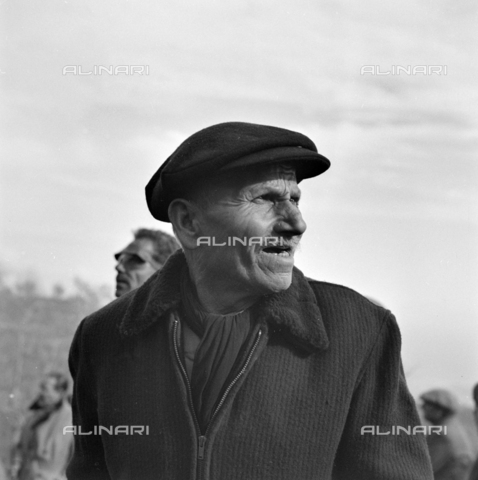 MFV-S-ET0303-0028 - Ritratto di un uomo durante l'eruzione dell'Etna nel novembre del 1950 - Data dello scatto: 11/1950 - Foto di Fosco Maraini/Proprietà Gabinetto Vieusseux © Archivi Alinari