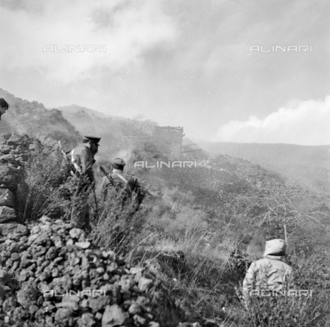 MFV-S-ET0303-0029 - Persone durante l'eruzione dell'Etna nel novembre del 1950 - Data dello scatto: 11/1950 - Foto di Fosco Maraini/Proprietà Gabinetto Vieusseux © Archivi Alinari