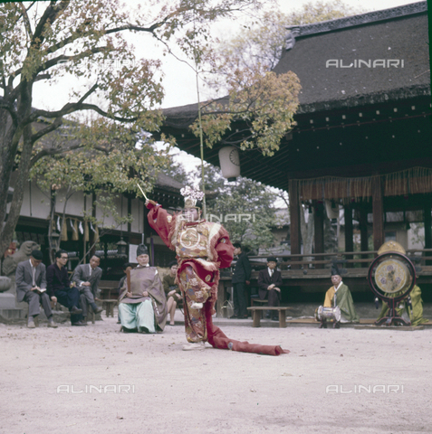 MFV-S-JPN036-0007 - Celebrazione shintoista al Santuario di Shiramine, Kyoto - Data dello scatto: 14/04/1963 - Foto di Fosco Maraini/Proprietà Gabinetto Vieusseux © Archivi Alinari