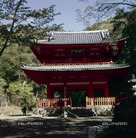 MFV-S-JPN039-0001 - L'ingresso principale al Tempio Hokoji vicino a Hamamatsu - Data dello scatto: 1963 - Foto di Fosco Maraini/Proprietà Gabinetto Vieusseux © Archivi Alinari