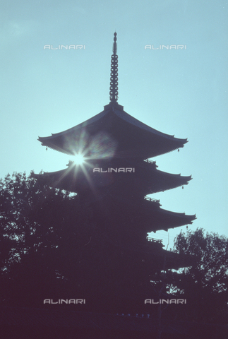 MFV-S-JPN139-0003 - Pagoda in controluce, Kyoto - Data dello scatto: 1963-1991 - Foto di Fosco Maraini/Proprietà Gabinetto Vieusseux © Archivi Alinari