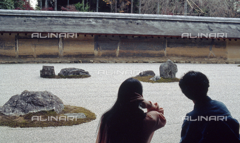 MFV-S-JPN139-0004 - Due visitatori al Tempio Tenryu-ji, Kyoto - Data dello scatto: 1963-1991 - Foto di Fosco Maraini/Proprietà Gabinetto Vieusseux © Archivi Alinari