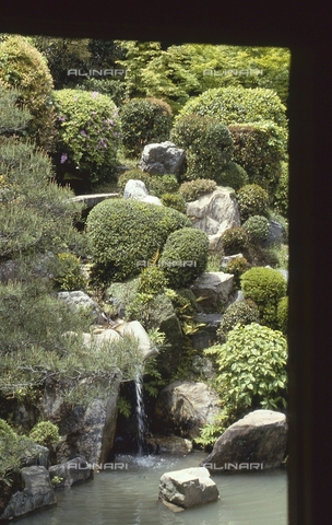 MFV-S-JPN369-0065 - Particolare del giardino all'interno del tempio di Chishaku-in a Kyoto - Data dello scatto: 1963-1991 - Foto di Fosco Maraini/Proprietà Gabinetto Vieusseux © Archivi Alinari
