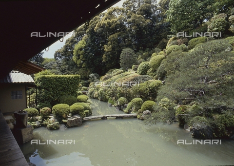 MFV-S-JPN369-0067 - Particolare del giardino all'interno del tempio di Chishaku-in a Kyoto - Data dello scatto: 1963-1991 - Foto di Fosco Maraini/Proprietà Gabinetto Vieusseux © Archivi Alinari