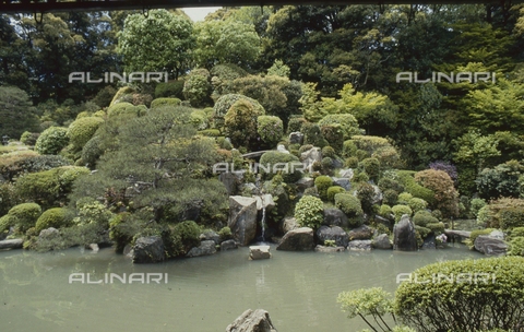MFV-S-JPN369-0068 - Particolare del giardino all'interno del tempio di Chishaku-in a Kyoto - Data dello scatto: 1963-1991 - Foto di Fosco Maraini/Proprietà Gabinetto Vieusseux © Archivi Alinari