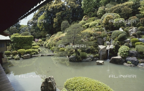 MFV-S-JPN369-0071 - Particolare del giardino all'interno del tempio di Chishaku-in a Kyoto - Data dello scatto: 1963-1991 - Foto di Fosco Maraini/Proprietà Gabinetto Vieusseux © Archivi Alinari