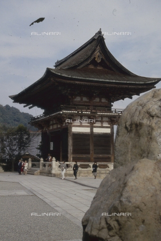 MFV-S-JPN369-0082 - Tempio nei pressi di Kyoto - Data dello scatto: 1963-1991 - Foto di Fosco Maraini/Proprietà Gabinetto Vieusseux © Archivi Alinari