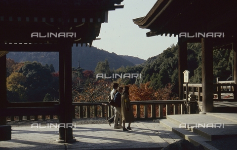 MFV-S-JPN369-0084 - Visitatori ad un tempio nei pressi di Kyoto - Data dello scatto: 1963-1991 - Foto di Fosco Maraini/Proprietà Gabinetto Vieusseux © Archivi Alinari