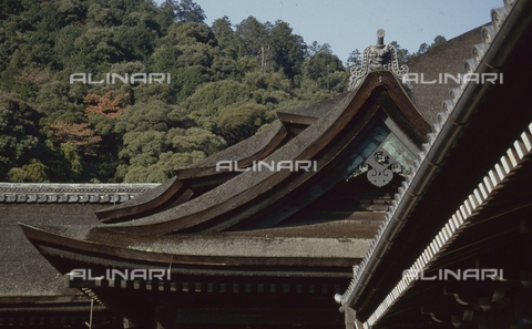 MFV-S-JPN369-0085 - Particolare del tetto di un tempio nei pressi di Kyoto - Data dello scatto: 1963-1991 - Foto di Fosco Maraini/Proprietà Gabinetto Vieusseux © Archivi Alinari