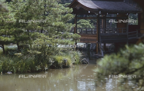 MFV-S-JPN369-0093 - Tempio di Kinkaku-ji ("Tempio del padiglione d'oro"), particolare del giardino, Kyoto - Data dello scatto: 1963-1991 - Foto di Fosco Maraini/Proprietà Gabinetto Vieusseux © Archivi Alinari