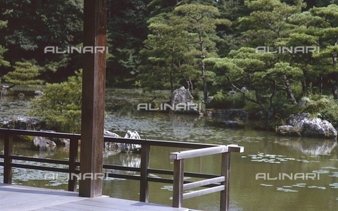 MFV-S-JPN369-0104 - Tempio di Kinkaku-ji ("Tempio del padiglione d'oro"), particolare del giardino, Kyoto - Data dello scatto: 1963-1991 - Foto di Fosco Maraini/Proprietà Gabinetto Vieusseux © Archivi Alinari