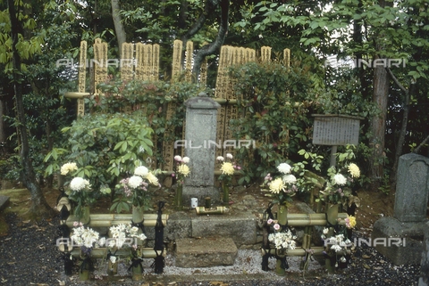MFV-S-JPN369-0118 - Tempio di J&#333;sh&#333;-ji, lapide all'interno del giardino, Kyoto - Data dello scatto: 1963-1991 - Foto di Fosco Maraini/Proprietà Gabinetto Vieusseux © Archivi Alinari