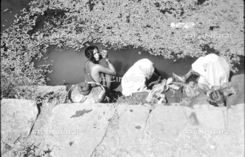 MFV-S-V00133-0047 - People bathing in a river in India - Date of photography: 1962-1963 - Photo by Fosco Maraini/Gabinetto Vieusseux Property©Alinari Archives