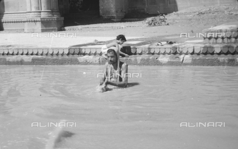 MFV-S-V00133-0048 - Uomo immerso in un fiume in India - Data dello scatto: 1962-1963 - Foto di Fosco Maraini/Proprietà Gabinetto Vieusseux © Archivi Alinari