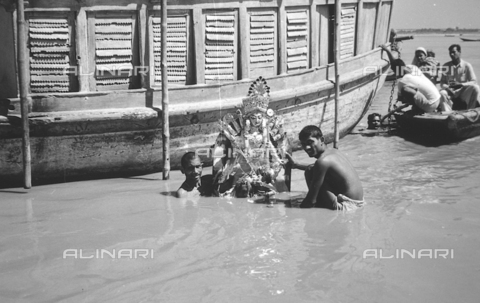 MFV-S-V00133-0049 - Idolo della dea indu Durga prima dell'immersione durante la celebrazione del suo culto - Data dello scatto: 1962-1963 - Foto di Fosco Maraini/Proprietà Gabinetto Vieusseux © Archivi Alinari