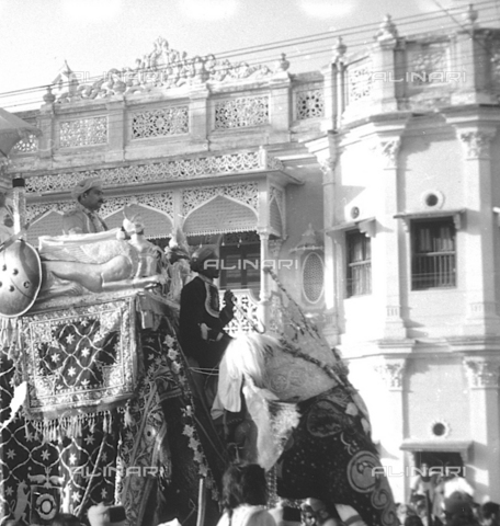 MFV-S-V00133-0053 - Elefante sfila durante una festa popolare - Data dello scatto: 1962-1963 - Foto di Fosco Maraini/Proprietà Gabinetto Vieusseux © Archivi Alinari