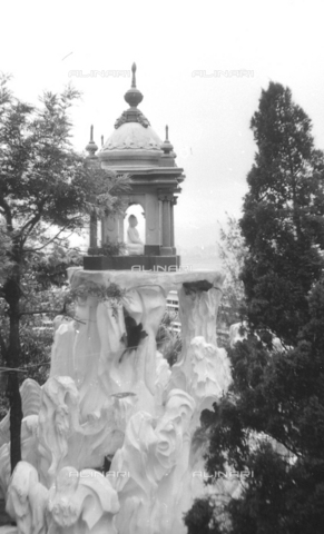 MFV-S-V00133-0171 - Edicola con statua di Buddha seduto nel Giardino del Balsamo di Tigre (oggi Haw Par Villa) ad Hong Kong - Data dello scatto: 07/11/1962-15/11/1962 - Foto di Fosco Maraini/Proprietà Gabinetto Vieusseux © Archivi Alinari