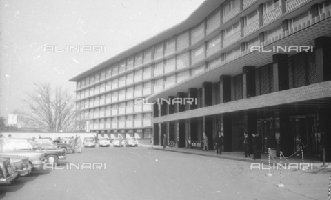 MFV-S-V00133-0206 - Ingresso dell'hotel Okura a Tokyo - Data dello scatto: 1962-1963 - Foto di Fosco Maraini/Proprietà Gabinetto Vieusseux © Archivi Alinari