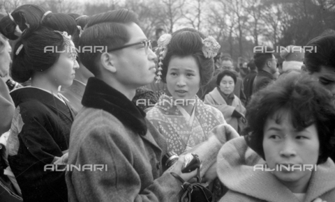 MFV-S-V00133-0208 - Festa dei pompieri con maoti, ritratti di persone - Data dello scatto: 1962-1963 - Foto di Fosco Maraini/Proprietà Gabinetto Vieusseux © Archivi Alinari