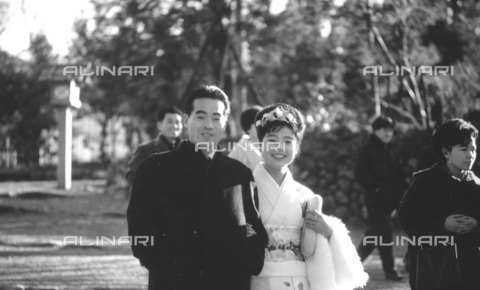 MFV-S-V00133-0209 - Firemen's Party with matoi, couple portratit - Date of photography: 1962-1963 - Photo by Fosco Maraini/Gabinetto Vieusseux Property©Alinari Archives