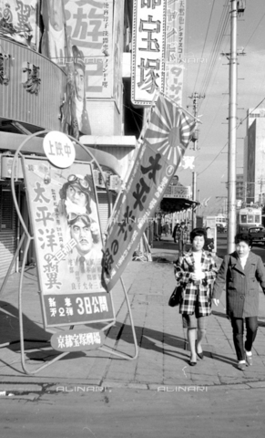 MFV-S-V00133-0210 - Una strada di Tokyo - Data dello scatto: 1962-1963 - Foto di Fosco Maraini/Proprietà Gabinetto Vieusseux © Archivi Alinari