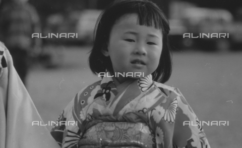 MFV-S-V00133-0215 - Ritratto di bambina durante una festività - Data dello scatto: 1962-1963 - Foto di Fosco Maraini/Proprietà Gabinetto Vieusseux © Archivi Alinari