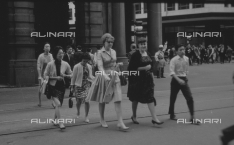 MFV-S-V00133-0232 - Persone che attraversano la strada ad di Hong Kong - Data dello scatto: 1962-1963 - Foto di Fosco Maraini/Proprietà Gabinetto Vieusseux © Archivi Alinari