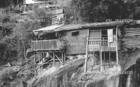 MFV-S-V00133-0243 - Baracche nei dintorni di Hong Kong - Data dello scatto: 1962-1963 - Foto di Fosco Maraini/Proprietà Gabinetto Vieusseux © Archivi Alinari