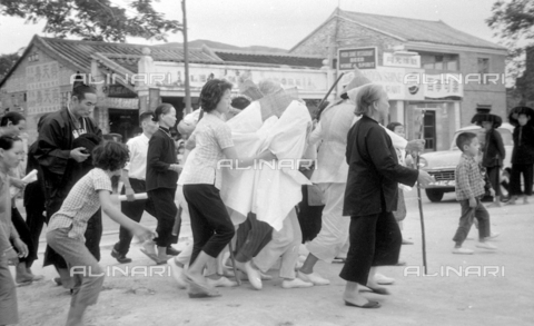 MFV-S-V00133-0246 - Persone per strada - Data dello scatto: 1962-1963 - Foto di Fosco Maraini/Proprietà Gabinetto Vieusseux © Archivi Alinari