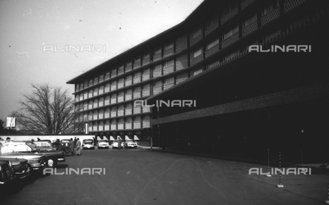 MFV-S-V00133-0249 - Ingresso dell'hotel Okura a Tokyo - Data dello scatto: 1962-1963 - Foto di Fosco Maraini/Proprietà Gabinetto Vieusseux © Archivi Alinari