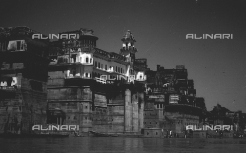 MFV-S-V00133-0250 - Veduta di Varanasi - Data dello scatto: 1962-1963 - Foto di Fosco Maraini/Proprietà Gabinetto Vieusseux © Archivi Alinari