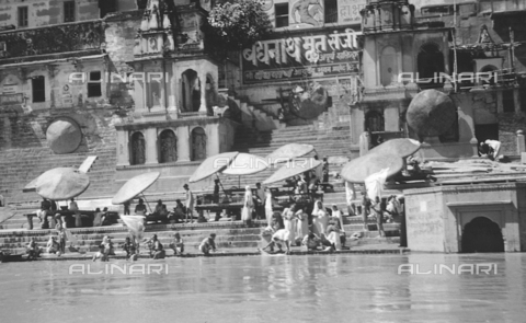 MFV-S-V00133-0262 - Some people bathe in the Ganges in Varanasi - Date of photography: 1962-1963 - Photo by Fosco Maraini/Gabinetto Vieusseux Property©Alinari Archives