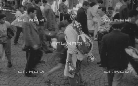 MFV-S-V00133-0263 - Itinerant water seller in Istanbul - Date of photography: 1962-1963 - Photo by Fosco Maraini/Gabinetto Vieusseux Property©Alinari Archives