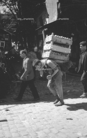 MFV-S-V00133-0264 - Bearer of fruit crates in Istanbul - Date of photography: 1962-1963 - Photo by Fosco Maraini/Gabinetto Vieusseux Property©Alinari Archives